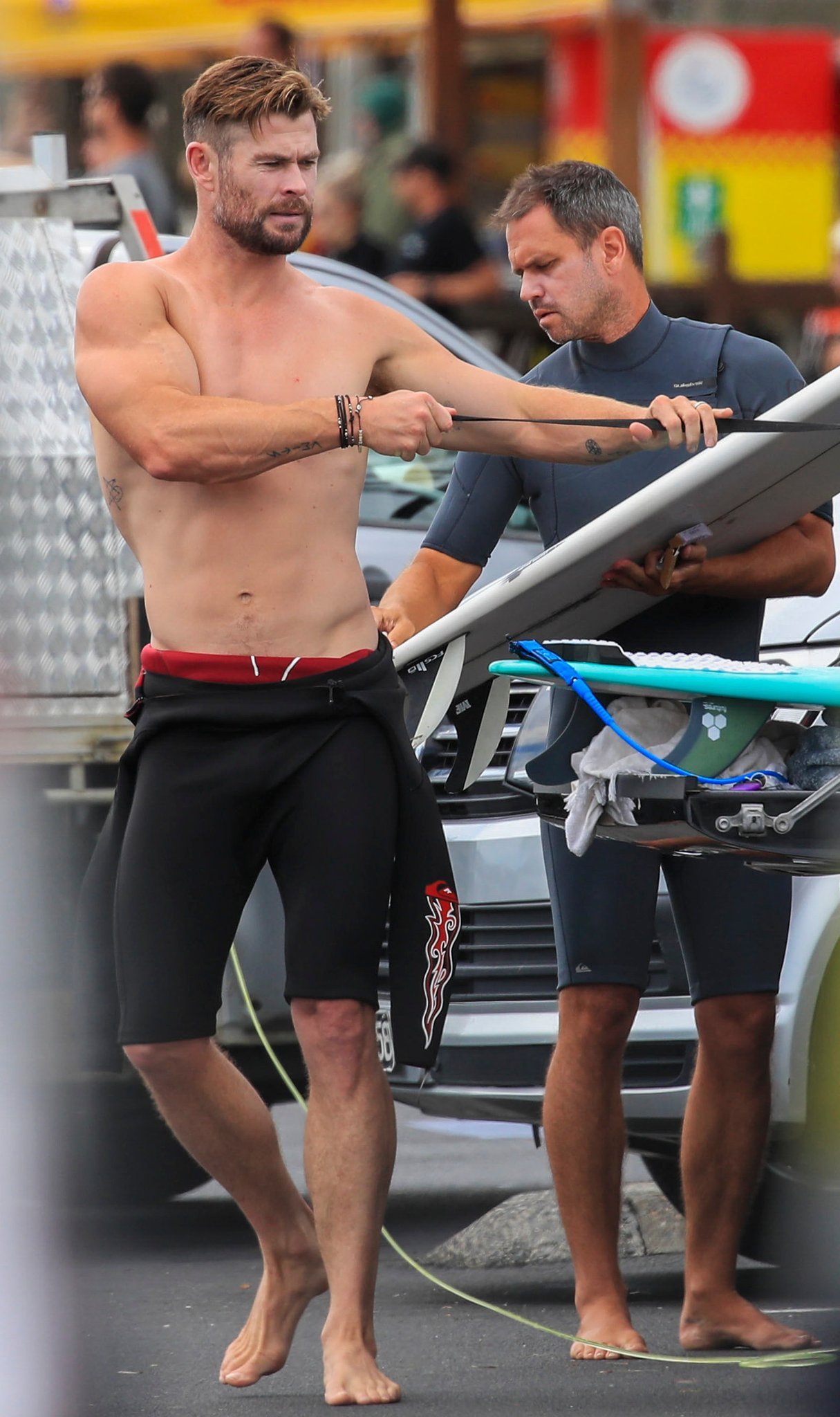 海总Chris Hemsworth现身拜伦湾，海做的男人又去冲浪啦