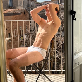 正在老家的型男们